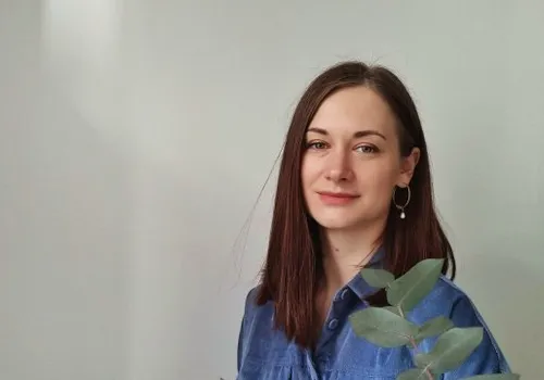 Не всегда эротические сны только о сексуальных влечениях. Их также можно трактовать как желание идентифицироваться с другим человеком, например, с тем, кто выше по статусу. Вполне возможно, ваша психика так обрабатывает желание развить в себе его деловую хватку и уверенность, взрастить в себе его качества, чтобы преуспеть. Ваше бессознательное через сны пытается до вас достучаться. Вместо того чтобы винить себя или тревожиться за измену во сне, полезнее спросить себя о том, что этот образ или этот человек символизирует для меня?, —