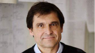 «Грипп как инфекция проходит достаточно быстро – иногда за два-три дня. Но за это время нарушается целостность эпителия дыхательных путей. И когда в эту «брешь» попадают бактерии, могут начаться воспаления, чаще всего – в легких. Такое соседство вируса и бактерий – не самый удачный тандем, особенно для людей со сниженным иммунитетом или хроническими заболеваниями», —