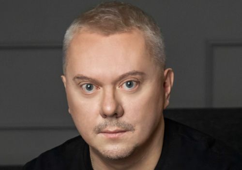При трудностях с оргазмом важно понимать, что это редко бывает просто "неумение". Проблема часто заключается на стыке физического и психического здоровья. Органические причины, такие как гормональные сбои или неврологические состояния, могут сочетаться с психологическими факторами. Поэтому первым шагом обычно становится визит к сексологу, который соберет анамнез и оценит ситуацию комплексно. 
Также важно учесть, что в каких-то случаях может понадобиться консультации гинеколога, эндокринолога или психотерапевта для исключения физиологических причин и составления плана лечения, —
