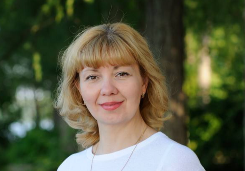 «Весной родители часто совершают одну и ту же ошибку – продолжают одевать ребенка по зимнему принципу. Но активность остается высокой, а солнце уже прогревает воздух. В результате ребенок потеет, а влажная одежда охлаждает тело при ветре», —