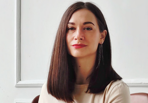 «Например, для человека, воспитывающего маленьких детей, щенки во сне с высокой вероятностью могут олицетворять его детей. Для замужней женщины большая собака часто символизирует фигуру мужа. Для мужчины собака может, аналогично, представлять его партнершу, как нынешнюю, так и из прошлого, в зависимости от актуальных переживаний. Но, повторюсь, это лишь возможные векторы для интерпретации. Гораздо важнее не пол, а та уникальная жизненная ситуация и отношения, в которых находится человек», — 