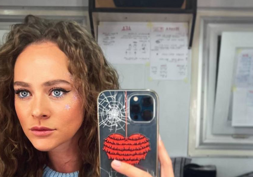 «Каждый день я думаю об образовании! Точнее, у меня происходит так – я просыпаюсь и думаю: «Какая же я дура, что не пошла учиться!» – а на следующий день: «Да нет же, слава богу, я все сделала правильно!» Но все равно, бывает, что я смотрю на себя на экране и думаю: «Аглая, ну как можно было так сыграть? Все-таки институт по тебе плачет», —