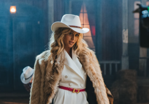 «Мы с моей героиней очень похожи. Нас даже зовут одинаково. Мы говорим одинаковыми фразами, мы веселые и сильные, ранимые и импульсивные. Одинаково радуемся жизни и моменту. Только негативный опыт, полученный в жизни, у нас разный. Хочу сказать, что я очень выросла как личность во время работы над этим проектом. Я стала более глубокой и чувственной в мироощущении, кроме того, я перестала быть “колючкой” и научилась доверять людям», —