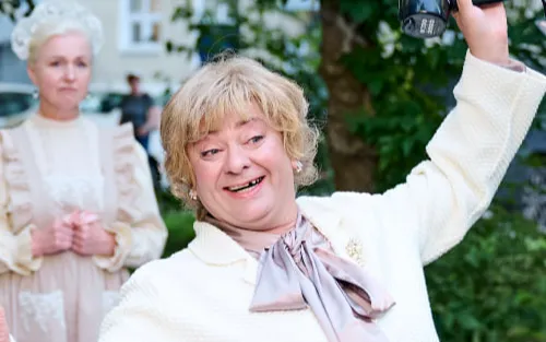 Также зрителей ждут сцены с участием вертолетов, мотоциклов, экскаваторов, фудтрака и другого транспорта. В сериале герои перекрывают весь город, чтобы найти важные документы, возвращаются в 1973-й, отправляются к озеру ради Тамары Игоревны и попадают в другие приключения. «В одной сцене на мне был гидрокостюм, а тонул я с поролоновой грудью. Никак не мог погрузиться в воду, поролоновые вставки срабатывали как поплавки. Меня, как акулу в "Челюстях", поднимали наверх, я и так, и этак, в итоге привязали к ноге гири, чтобы вертикально уходил под воду», — 