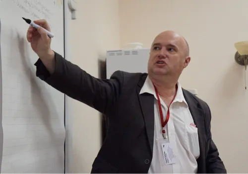 «Как психолог, я вижу, что выбор новогоднего подарка почти всегда говорит не про вещь, а про отношения. Ко мне часто приходят клиенты уже после праздников с фразой: «Я вроде бы подарил(а) всё правильно, но ощущение – неловкость.
И это хороший ориентир: подарок – это сообщение, а не объект. Один из самых популярных вопросов: что вообще хотят получить люди на Новый год 2026? По моим наблюдениям, всё меньше – «еще одну вещь» и всё больше – ощущение заботы, смысла, попадания. Например, клиентка рассказывала, как подарила мужу подписку на сервис с ИИ-ассистентом для музыки: он не просто слушал треки, а чувствовал, что его увлечение увидели и поддержали.
Другой пример – подарок «время»: заранее спланированный совместный день без телефонов, оформленный как билет или сертификат. Это работает сильнее любого дорогого гаджета.
Часто спрашивают, какие подарки универсальны. Универсальных не существует, но есть безопасные: предметы, которые расширяют возможности, а не навязывают изменения. Хорошо работают современные форматы – курсы, мастер-классы, умные устройства для дома, книги с сильной идеей, а не «про успех». Я видел, как обычный фотоальбом, собранный в цифровом формате с комментариями от близких, вызывал больше эмоций, чем техника.
Отдельная тема – что нельзя дарить на Новый год. В практике я часто сталкиваюсь с последствиями «исправляющих» подарков: весы, абонементы в зал без запроса, книги «как стать лучше». Такие вещи читаются как критика. Также опасны подарки «для галочки» – случайные сувениры, символ года, вещи без контекста. Они не обижают напрямую, но усиливают ощущение дистанции.
Один из моих любимых ориентиров – вопрос, который я предлагаю задать себе перед покупкой: «Если этот подарок исчезнет, что останется между нами?» Если ответ – тепло, интерес и ощущение связи, значит, выбор верный. В 2026 году ценность подарка всё чаще измеряется не ценой, а точностью и человечностью», —