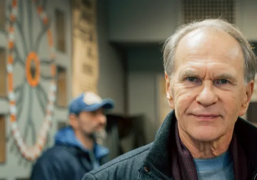 «Для моего персонажа "Золотое дно" – это не три отдельных сезона, а цельная история, разделенная на три части. В новой главе зритель увидит Деда победителем, строителем жизни вокруг себя. Он во всем боец, который живет по принципу "то, что нас не убивает, делает нас сильнее". Когда было принято решение о продолжении проекта, у меня было условие – не мылить ситуации, а рассказать о семье как модели общества и времени. Авторы сценария именно такой нашу историю и написали, и Илья Ермолов также всецело подключился к нашей идее. Поменять и визуал, и способ рассказа, а не повторять найденное – всегда вызов для режиссера, и Илья с ним успешно справляется», —