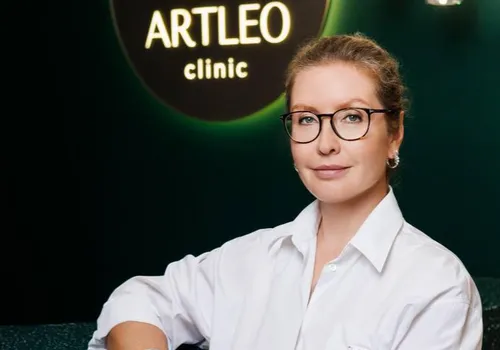 «Насколько вообще реально добиться омоложения без уколов? Очень реально. Современная аппаратная косметология творит чудеса. Без уколов – значит слабо? Здесь не соглашусь. Все индивидуально. Кому-то можно обойтись только уколами, кому-то – только аппаратами, а кому-то нужно сочетать оба метода. Нет такого, что одно сильнее, а другое слабее. Здесь важен доктор, который грамотно подберет аппарат и его параметры и сделает эту процедуру феерично. Или препарат, который заполнит утраченные объемы с возрастом. Иногда этого достаточно», —