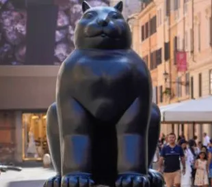 Скульптура "Кот" на площади Сан-Лоренцо-ин-Лучина в Риме