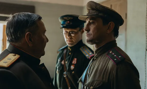 Роман Мадянов, Даниил Воробьев и Сергей Безруков в фильме «Август». Фото: кадр из фильма