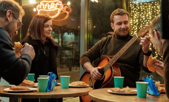 Марина Александрова и Антон Васильев в сериале «Москва слезам не верит. Все только начинается». Фото: онлайн-кинотеатр Wink