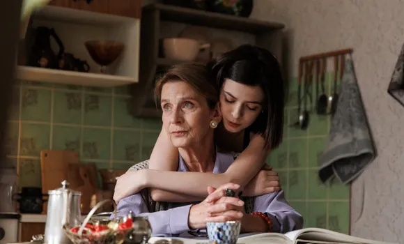 Елена Сафонова и Аля Майер в фильме «Чужой звонок». Фото: Студия «РоЕл»