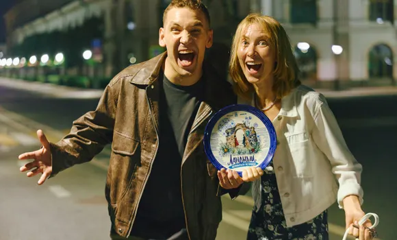 Иван Алексеев-Лару и Вероника Васант на съемках сериала «Ландыши. Целоваться не будем». Фото: Wink