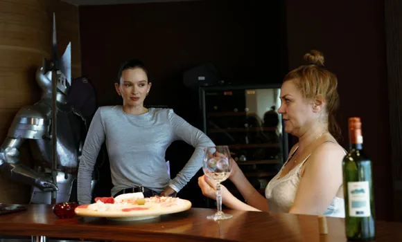 Паулина Андреева и Анна Уколова в сериале «Тяжелый люкс». Фото: Wink
