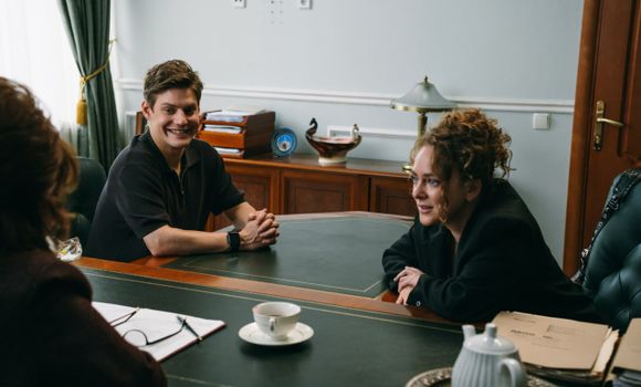 Павел Табаков и Аглая Тарасова в 5 сезоне сериала «Беспринципные». Фото: Кинопоиск