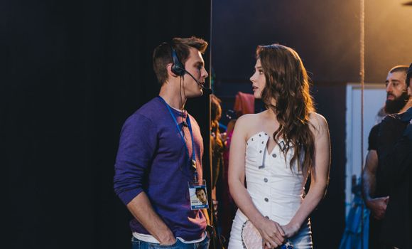 Тина Стойилкович и Иван Янковский в сериале «Москва слезам не верит. Все только начинается». Фото: онлайн-кинотеатр Wink