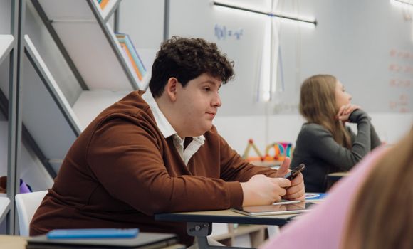 Григорий Дудник в сериале «Олдскул». Фото: онлайн-кинотеатр PREMIER