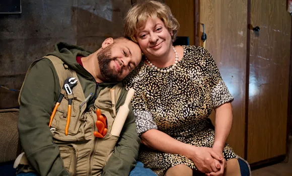 Дмитрий Брекоткин и Роман Постовалов на съемках сериала «Мама будет против». Фото: СТС 