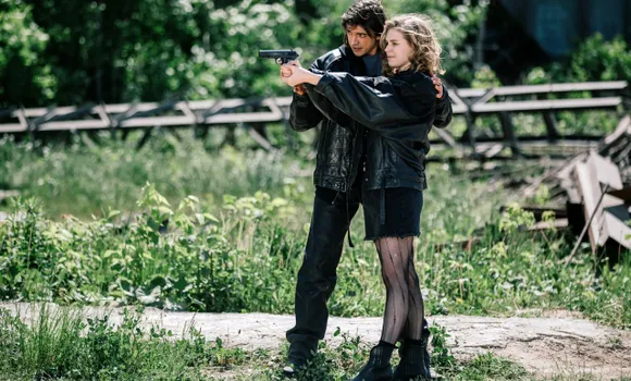 Алина Дулова и Константин Плотников на съемках 2 сезона сериала «Дети перемен». Фото: онлайн-кинотеатр Wink