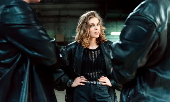 Алина Дулова на съемках 2 сезона сериала «Дети перемен». Фото: онлайн-кинотеатр Wink