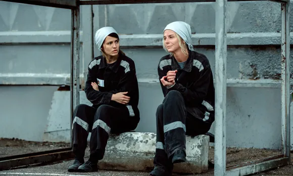 Любовь Аксенова и Линда Лапиньш в сериале «Холод». Фото: Иви / START