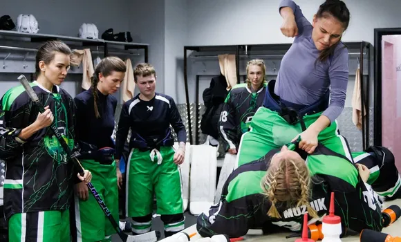 Героиня Алины Большаковой не всегда держит себя в руках. ФОТО: СТС 