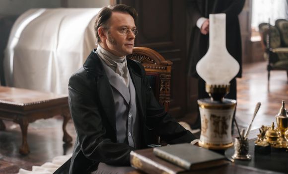 Илья Носков в сериале «История его служанки». Фото: онлайн-кинотеатр Иви