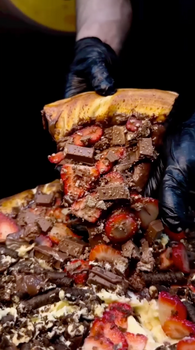 Пицца с клубникой и Kit-kat. Фото: Инстаграм (запрещён в России) / @dompacpizza