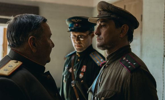 Роман Мадянов, Даниил Воробьев и Сергей Безруков в фильме «Август». Фото: кадр из фильма