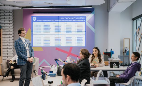 В массовке снимались настоящие школьники. Фото: онлайн-кинотеатр PREMIER