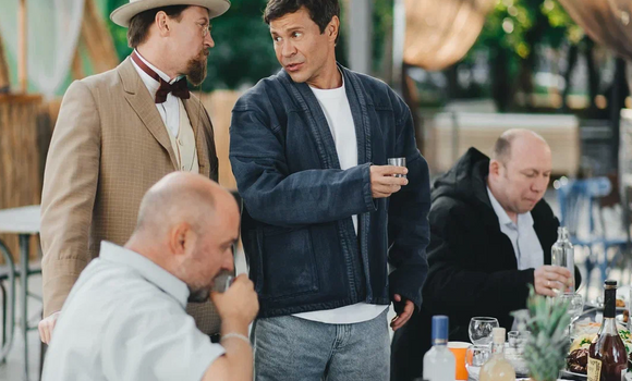 Кадр из сериала «Как Деревянко Чехова играл». ФОТО: СТС