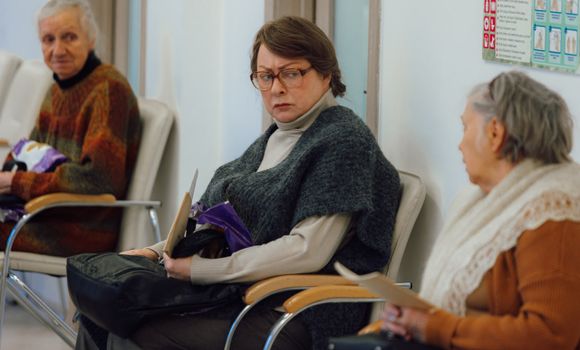 Мария Аронова создала образ учительницы сама, не полагаясь на прототипы. Фото: онлайн-кинотеатр PREMIER