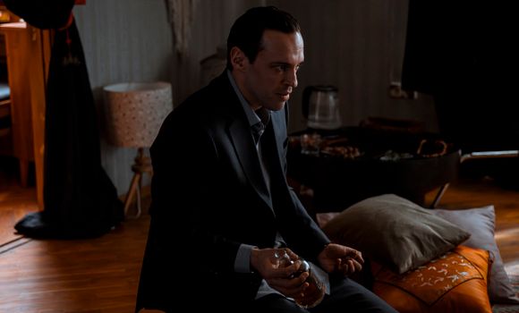 Павел Попов исполнил главную роль в сериале «Золотое дно-2». Фото: онлайн-кинотеатр Иви