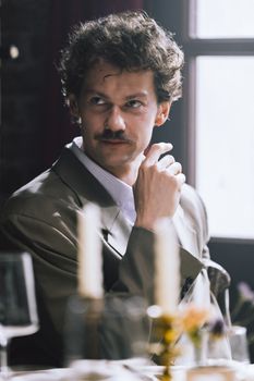 Илья Лыков в сериале «Жар». Фото: онлайн-кинотеатр Иви