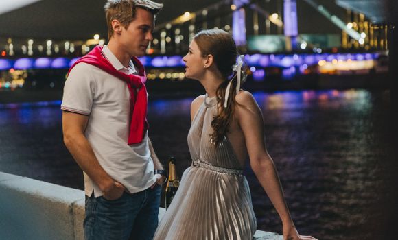 Иван Янковский и Тина Стойилкович в сериале «Москва слезам не верит. Все только начинается». Фото: онлайн-кинотеатр Wink