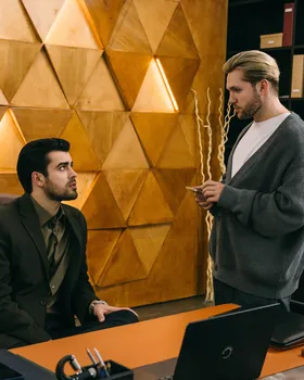 Кирилл Дыцевич и Влад Соколовский в сериале «Постучись в мою дверь в Москве-2». Фото: онлайн-кинотеатр Okko