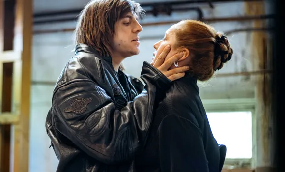 Виктория Исакова и Константин Плотников на съемках 2 сезона сериала «Дети перемен». Фото: онлайн-кинотеатр Wink