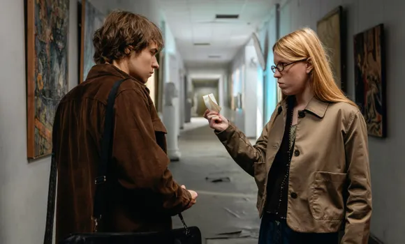 Глафира Глазунова и Макар Хлебников на съемках 2 сезона сериала «Дети перемен». Фото: онлайн-кинотеатр Wink