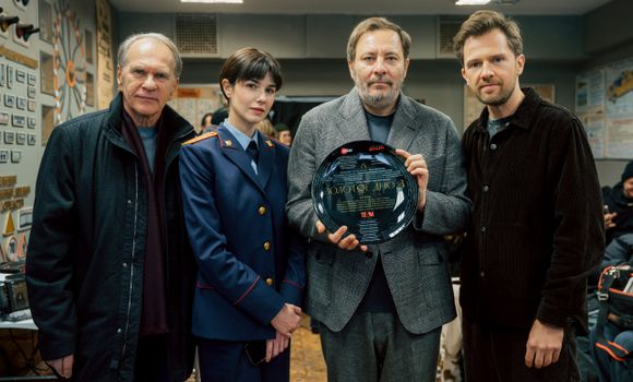 Алексей Гуськов, Мария Андреева, Сергей Минаев и Илья Ермолов на съемках 3 сезона сериала «Золотое дно». Фото: онлайн-кинотеатр ИВИ 