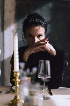 Алла Сигалова в сериале «Жар». Фото: онлайн-кинотеатр Иви