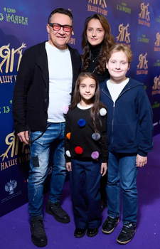 Звезда «Квартета И» Камиль Ларин с семьей