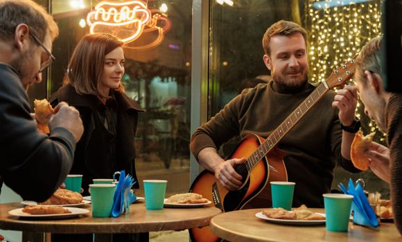 Марина Александрова и Антон Васильев в сериале «Москва слезам не верит. Все только начинается». Фото: онлайн-кинотеатр Wink