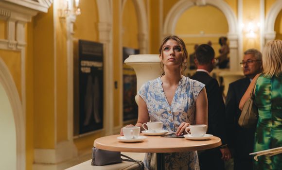 Тина Стойилкович на съемках сериала «Москва слезам не верит. Все только начинается». Фото: онлайн-кинотеатр Wink