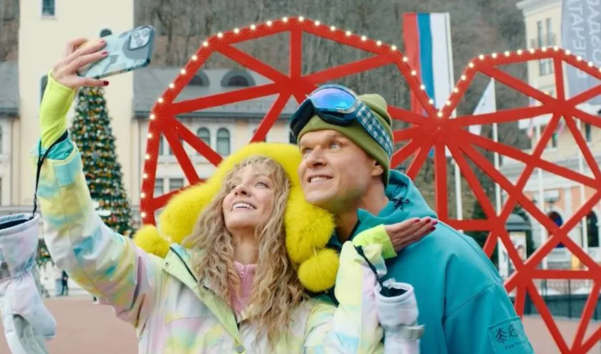 Марина и Кирилл долго не будут знать, что происходит. Кадр из фильма «Совсем ошалели», 2024, реж. Ольга Френкель
