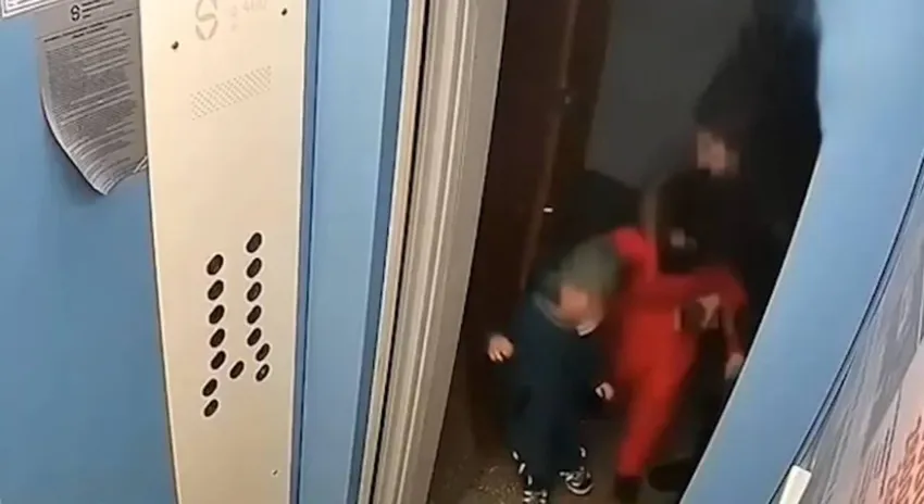 Озлобленный отец едва не набросился на старшего сына с кулаками. Фото: @mash_batash