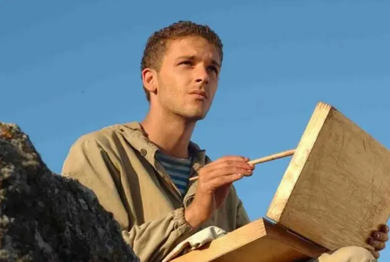 Крюков в роли «Джоконды». Кадр из фильма «9 рота», 2005, реж. Федор Бондарчук, сцен. Юрий Коротков