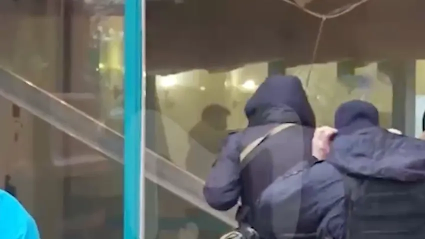 Разрушенный холл дома в «Алых парусах». Фото: @mash