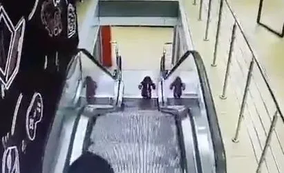 ШОК! В новосибирском ТЦ девочку-дошкольницу едва не зажевало в эскалатор. Фото: @mash_siberia