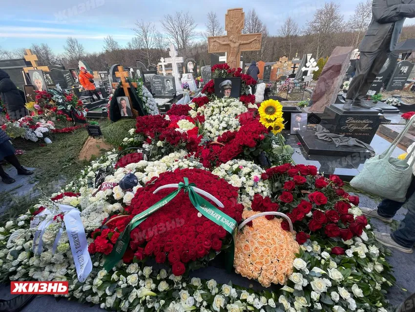 Могила Бедроса Киркорова в день похорон. Фото: «Жизнь»