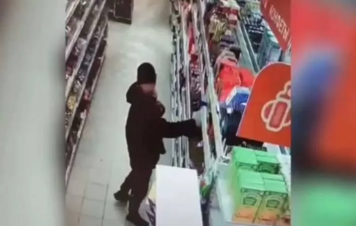 27-летний мужчина из Искитима наворовал шоколада на 3400 рублей и сбежал от продавцов. Фото: t.me/mash_siberia
