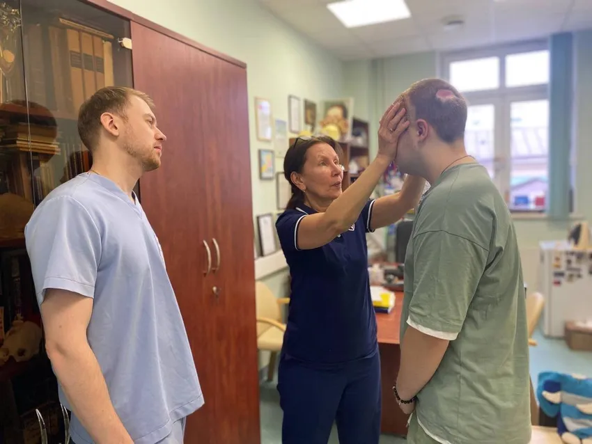 Врачи сделали все, чтобы вернуть парню зрение. Фото: vk.com/roshal__clinic